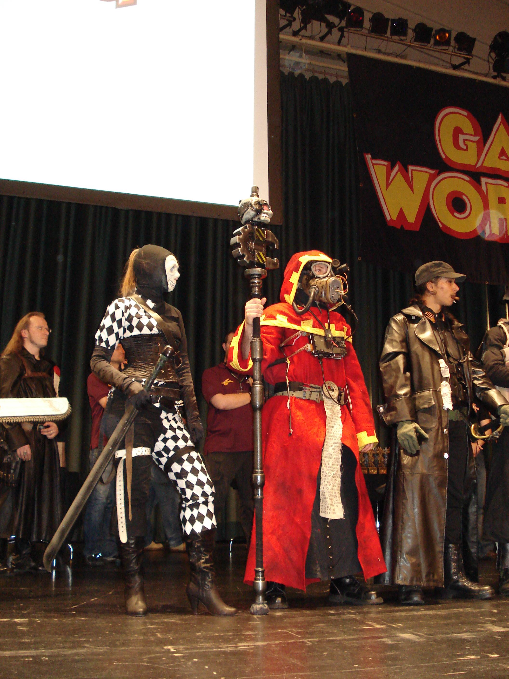 adeptus-mechanicus-cosplay-games-day-harlequins-tech-priest